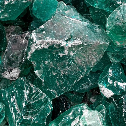 La distesa d’acqua, abbacinante nella luce del tramonto, rispecchiava quel turchese intenso che sembrava un promemoria naturale della storia appena vissuta