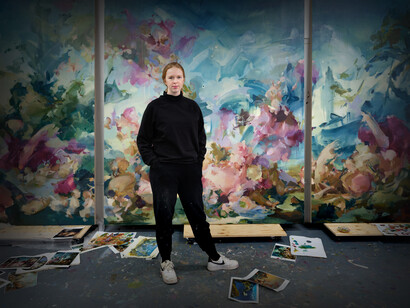 Flora Yukhnovich es conocida por su interpretación contemporánea del estilo de pintura rococó