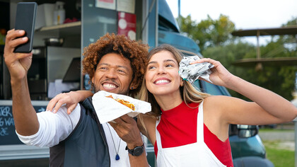 Amigos celebram juntos momento de reencontro regado a selfie com comida de food-truck