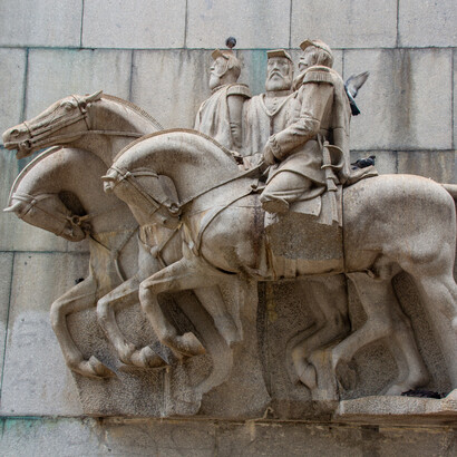 Bandeirantes esculpidos no monumento a Duque de Caxias e as figuras históricas em momentos de repressão. Monumento instalado na Praça Princesa Isabel, na capital de São Paulo, Brasil