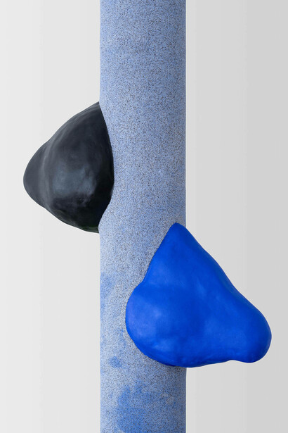 Maruša Sagadin, Luv Bird (Noses), detail, 2023, Cardboard, wood, spackle, polymer acrylic, pigments, metal, 365 x 140 x 80 cm, Commissioned by Schirn Kunsthalle Frankfurt, Work of Art © Maruša Sagadin / VG Bild-Kunst, Bonn 2023, Photo © Simon Veres

