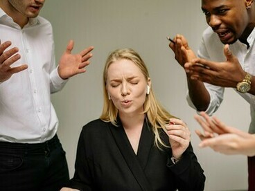 Se os gregos viam no diálogo o berço da democracia, nossa época o abandona como se fosse um peso inútil. Essa perda não é neutra: uma sociedade que não dialoga perde sua capacidade de compreender a si mesma.
E nas últimas décadas parecem ter nos lançado em uma curva descendente da história humana, não em termos de tecnologia ou ciência, mas no campo mais essencial de todos: o da convivência ética e dos valores que sustentam a vida em sociedade



