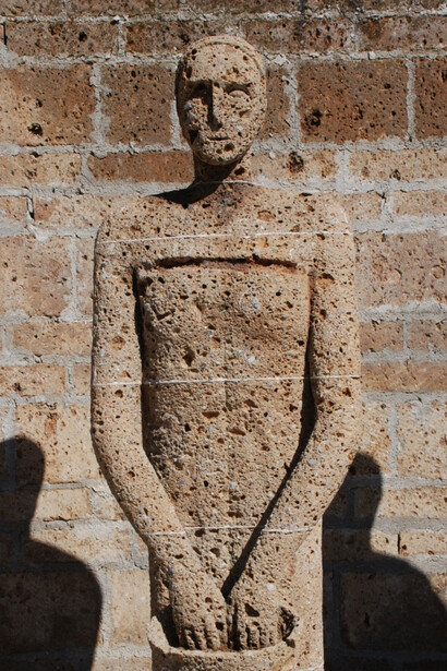 Mimmo Paladino
Testimone (2009).
Pietra di tufo.
Collezione dell’artista.