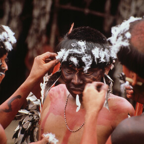 Fritz Trupp Yanomami-Männer schmücken sich für ein Fest, um 1980. Mit freundlicher Genehmigung des Weltmuseum Wien