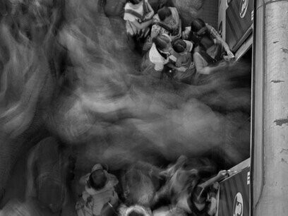 O rapaz se instalou na mesa de um serviço de café do aeroporto de Londres, numa madrugada fria e chuvosa, talvez e se não me falha a memória, o único local aberto para os desvalidos que por ali pestanejavam a espera do amanhecer para seus destinos. Espera longa e fria, mas há aqueles que mesmo com todos esses revezes se encontram e se acolhem em seus próprios rituais






