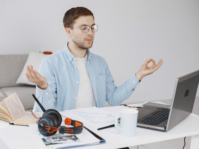 Uomo in posa meditativa davanti al computer: "A seguire il buon senso suggerisce di restare concentrati su quello che stiamo facendo, quindi niente telefono, social e simili ma ottime pause rigeneranti"