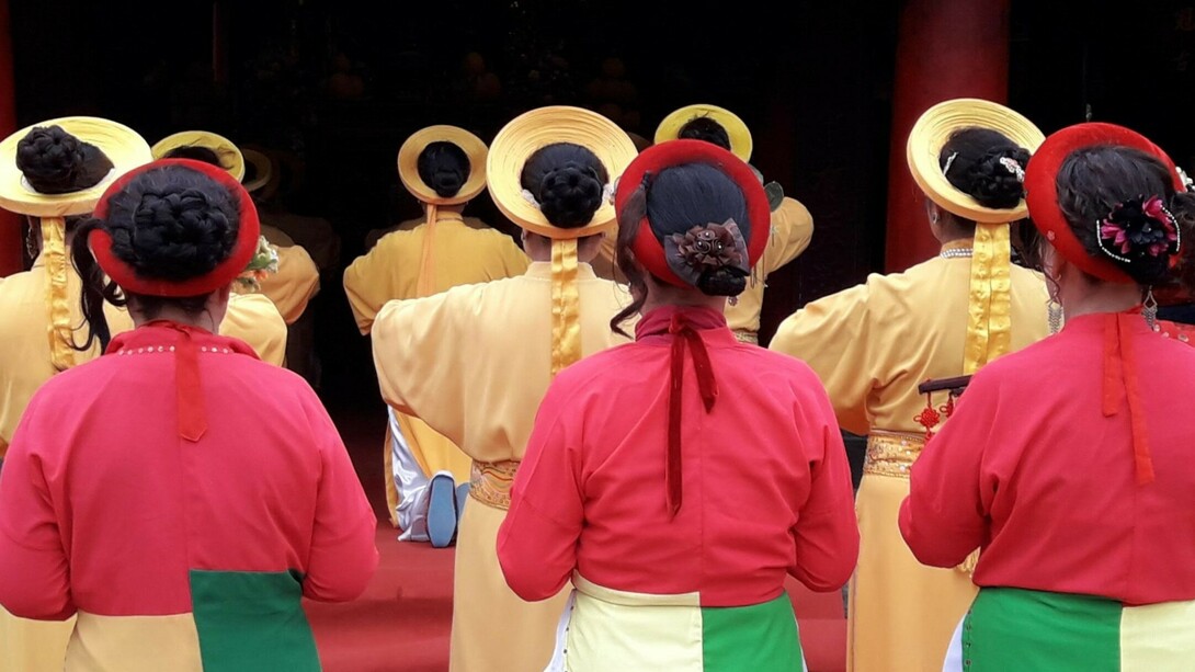 Cerimonia con i costumi tradizionali nel Tempio della Letteratura di Hanoi