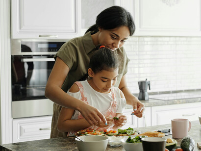 Madre e hija preparando el desayuno. Todos debemos implicarnos en nuestra alimentación