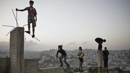 Muchachos jugando en una colina con vistas a Belén, Palestina, 2007. Fotografía: Christopher Anderson