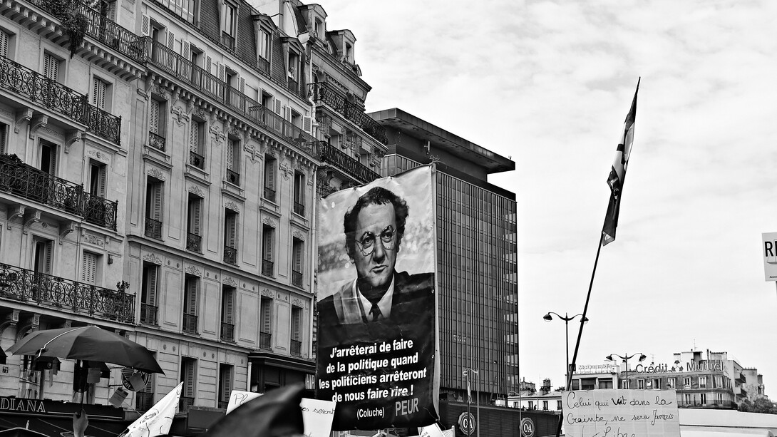 "Vou parar de fazer política quando os políticos pararem de nos fazer rir". Agora, mais de quarenta anos depois daquela sua quase-candidatura e diante da crise mais aguda da Quinta República Francesa, ele volta a inspirar. E com estilo. No conjunto dos protestos 10 de setembro de 2025. Que bloquearam o país após a demissão do sexto primeiro-ministro sob a presidência de Emmanuel Macron