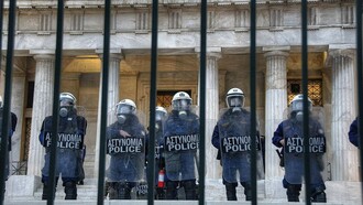 Manifestation devant le Parlement à Athènes contre les politiques européennes, 2011. 