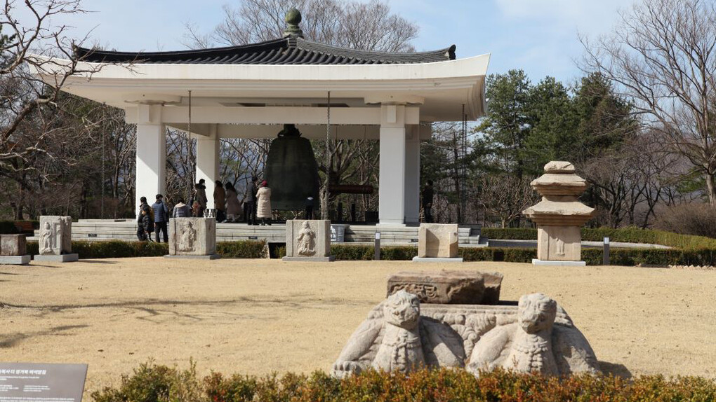 Outdoor exhibition, exhibition view. Courtesy of Gyeongju National Museum