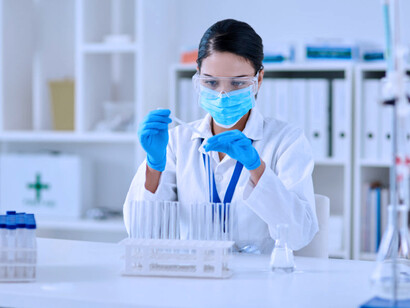 La monopolización del mercado ha creado situaciones que deberían denunciarse, como el elevadísimo precio que los laboratorios exigen a los países pobres, superior al precio que exigen a los países ricos