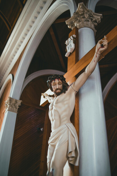 Figura religiosa que representa la crucifixión de Cristo