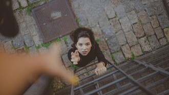 Elle tend la main pour gravir les échelons du succès car elle accepte qu'il est difficile d'y parvenir sans aide