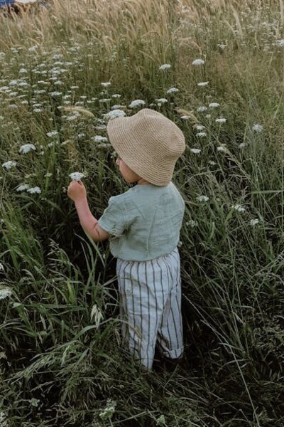 Niño en paz observando las flores, foto de Saliha Sevin