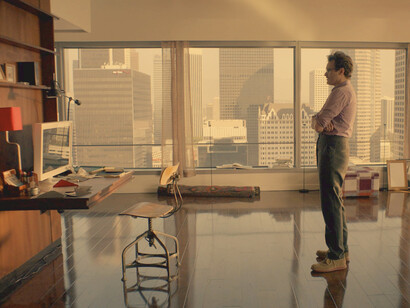 La relación entre Theodore y Samantha en Her refleja tanto el anhelo de compañía en la era digital como los límites de una inteligencia artificial que, a pesar de su aparente sensibilidad, sigue siendo un producto de algoritmos y datos