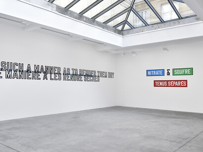 Exhibition view, Lawrence Weiner, FOLDED WAVES VAGUES PLIEÉS, Galerie Marian Goodman, Paris, 2018 
photo credit: Rebecca Fanuele
Copyright and Courtesy: the artist and Marian Goodman Gallery, New York, Paris, London
