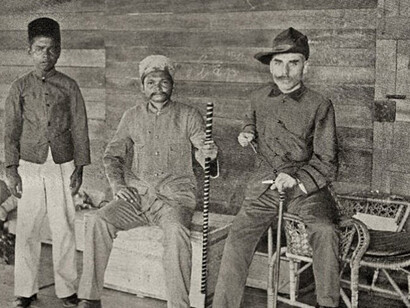 Christoffel als Civiel bestuurder in Borneo, juli 1905; naast hem het hoofd van de Siang-Dayaks, 1905.  Courtesy of M HKA 