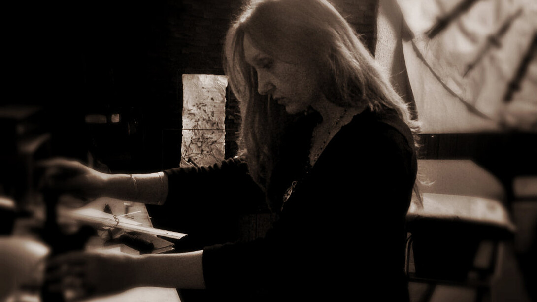Betty Zola nel suo atelier
