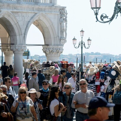 Anche ciò che resta irrisolto può essere abitato con pazienza, senza trasformare la ferita nella nostra identità