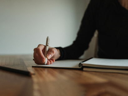 El recurso del sueño ofrece un espacio fértil para anticipar, distorsionar o resignificar acontecimientos sin someterse a la coherencia cronológica