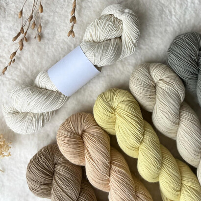 Madeja de lana de llama. Además de su uso textil, la cría de llamas representa una fuente de ingresos y desarrollo sostenible para muchas comunidades andinas, fortaleciendo la economía regional