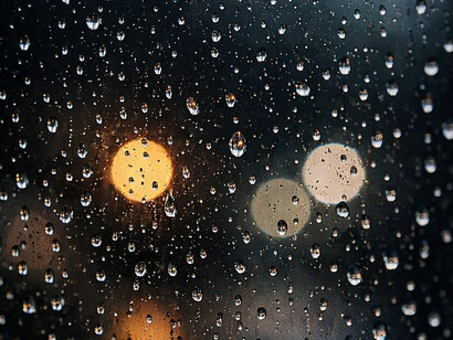 Amarrotados pelo cansaço, ficamos a contemplar o mar, numa paciência sem queixas, um coração estranho que bate como o teu, de militância obstinada, tu defines a distância, retomas a conversa onde a deixámos, no canto de outra voz, eleva-se a lua e a demora da sua presença ilumina os contornos do teu rosto num silêncio de margem a margem