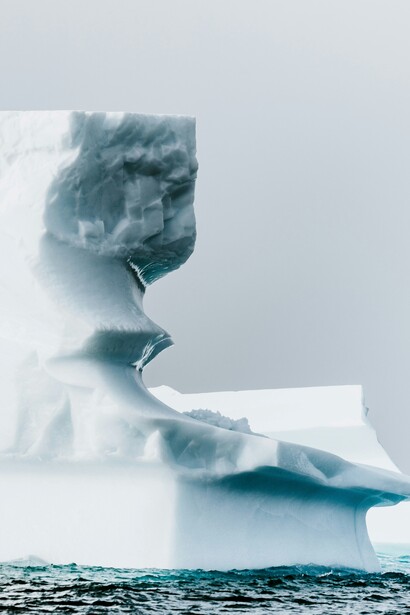 Attualmente la calotta glaciale perde in media circa 30 milioni di tonnellate di ghiaccio all’ora, un ritmo accelerato dovuto al riscaldamento globale indotto dall’uomo. Iceberg e ghiacciai in Groenlandia