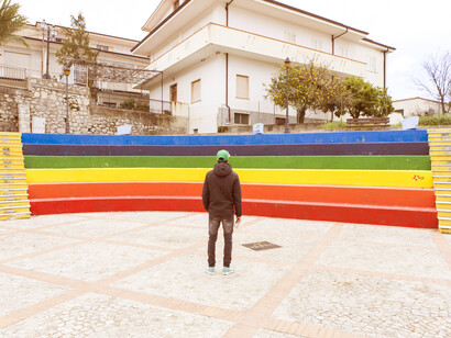 A Riace abitano anche molti minori. Per loro è presente un parco giochi attrezzato e un campo di calcio che consentono uno svago oltre la scuola e le numerose attività didattiche © ph. Michele Cirillo 
