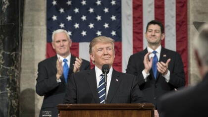 Donald Trump hablando ante el Congreso de los Estados Unidos junto al ex-vicepresidente Mike Pence y Paul Ryan en 2017