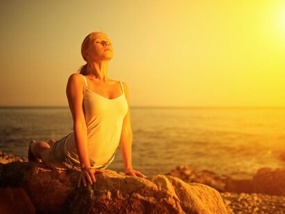 Relajación bajo el sol del atardecer