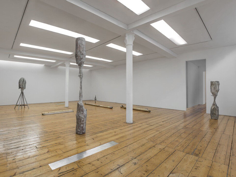 Giorgio Andreotta Calò, La scultura lingua morta, installation view at Sprovieri, 2015
