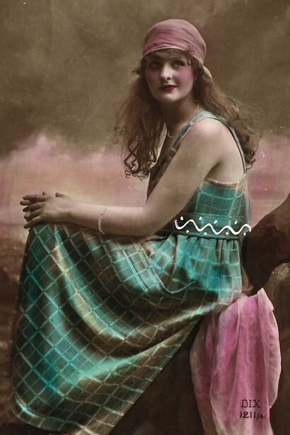 Fotografía de una joven sentada sobre unas rocas pintada a mano