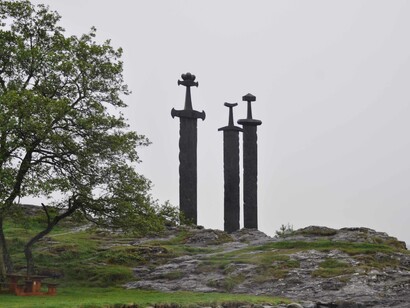 Monumento "Espadas en la montaña". Noruega