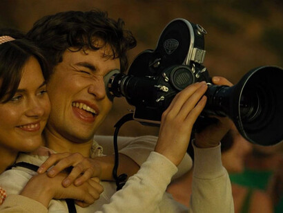 Os atores Gabriel LaBelle e Chloe East em cena marcante do filme Os Fabelmans, dirigido por Steven Spielberg