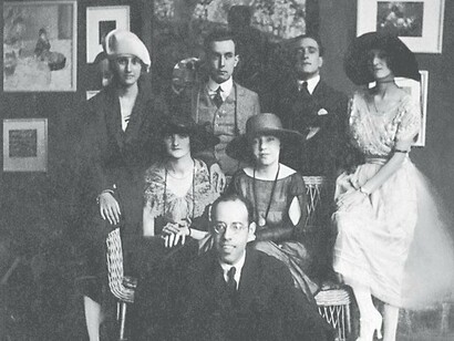 Mario de Andrade, Anita Malfatti e Zina Aita em 1922. De Belo Horizonte a Caravana partiu para conhecer outras cidades no entorno. Um dos momentos mais marcantes da viagem foi a passagem pela pequena Lagoa Santa, que, além de sua beleza natural, guardava vestígios de uma história ainda mais remota. Um século antes, o naturalista dinamarquês Peter Wilhelm Lund realizou ali descobertas fundamentais para a Paleontologia e a Arqueologia brasileiras