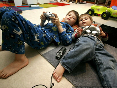 Niños jugando con una consola