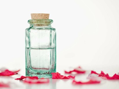 Un frasco de agua de rosas
