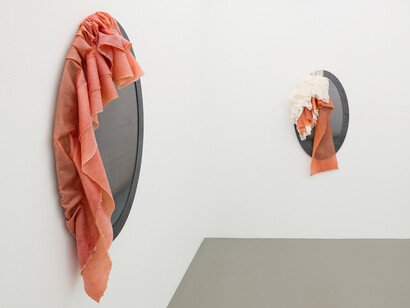 Liesl Raff, Wallpapers, gathers and mirages, exhibition view. Courtesy of Galerie Eva Presenhuber