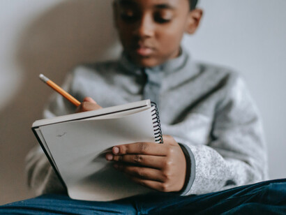 Aluno faz anotações sobre o que conhece do continente africano em atividade prévia