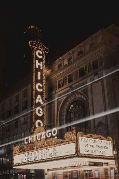 O Balaban and Katz Chicago Theatre, é um teatro localizado em Loop, Chicago, Illinois, tem capacidade para receber 3.600 espectadores