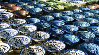 Loza de talavera poblana con decorado en colores diversos