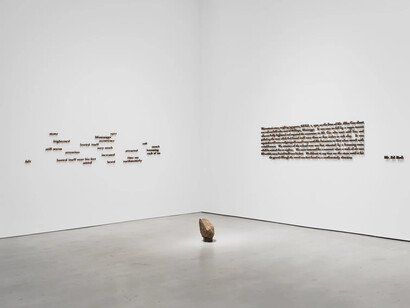 Lorna Simpson, Earth and sky, exhibition view. Courtesy of Hauser & Wirth