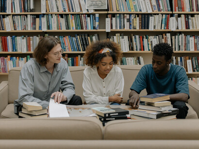 A história da educação no Brasil revela uma estrutura voltada para a homogeneização e exclusão de saberes diversos