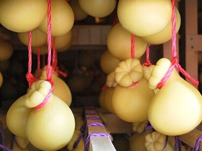 Le tecniche di lavorazione del caciocavallo in Puglia includono la filatura della pasta in acqua calda, un passaggio cruciale per ottenere la sua consistenza elastica