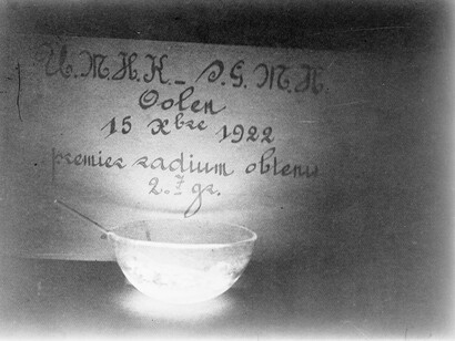 Marie Curie, Une coupelle contenant du bromure de radium photographié dans l'obscurité, 1922. Avec l'aimable autorisation du Musée d'Art Moderne de Paris