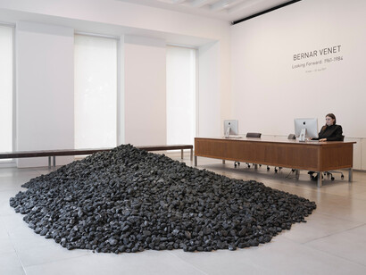 Bernar Venet, Exhibition view. Courtesy of Blain Southern 