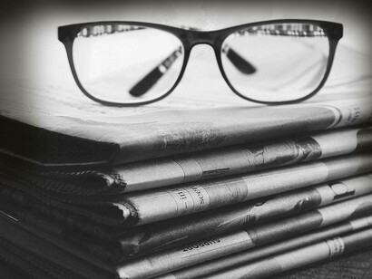 Pila di quotidiani: "Molti contenuti disinformativi dividono il mondo in modo netto, raffigurando una parte come totalmente giusta e l’altra come completamente in torto"