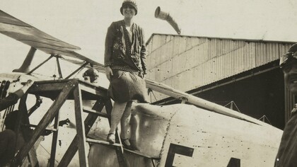 Bertha Lutz em campanha pelo voto feminino. Da taxonomia dos anfíbios aos corredores da diplomacia internacional, a trajetória monumental de uma mulher que usou o conhecimento como ferramenta de transformação social. 